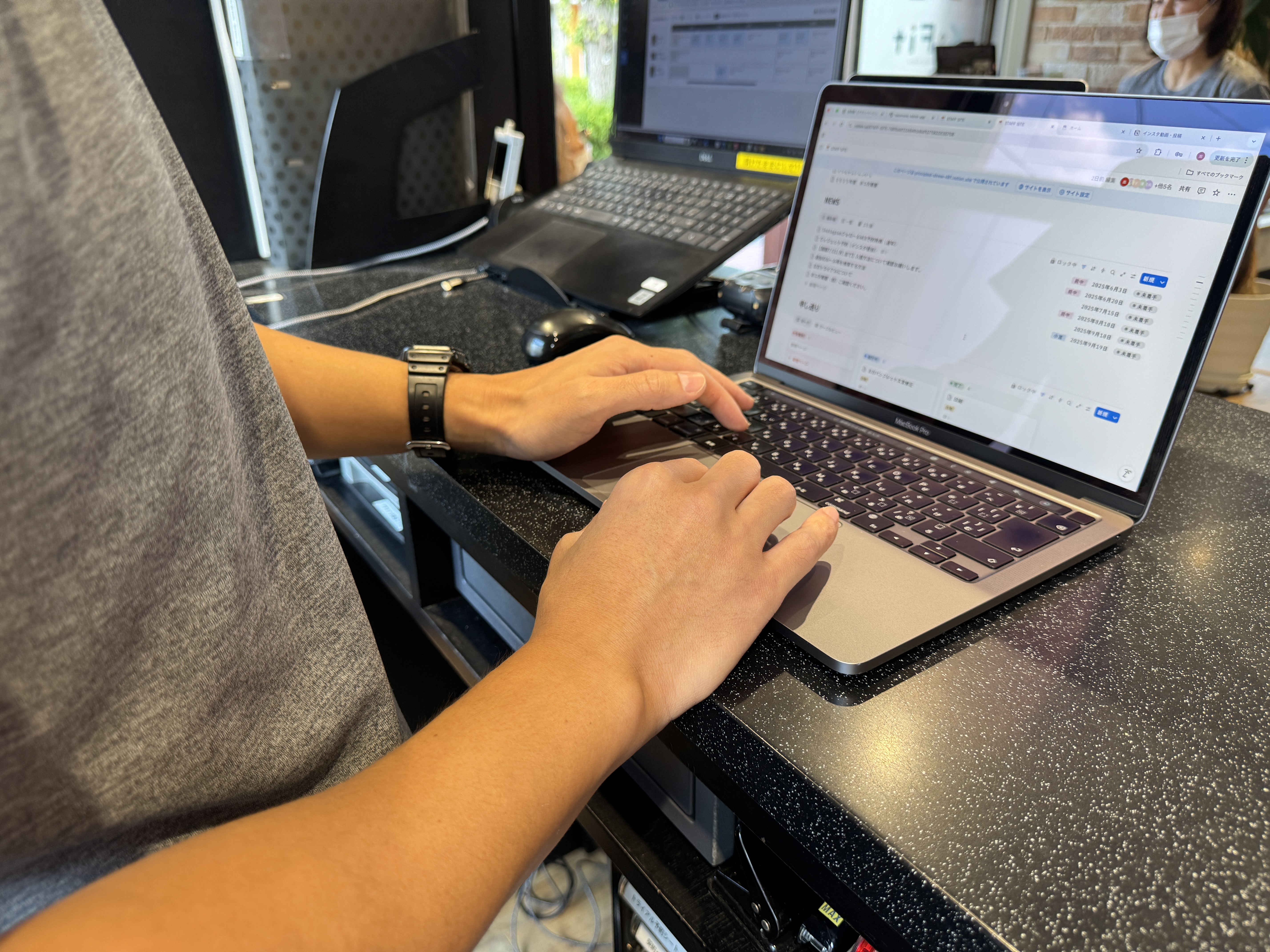 顧客データやマニュアルをNotionに格納し、一元管理