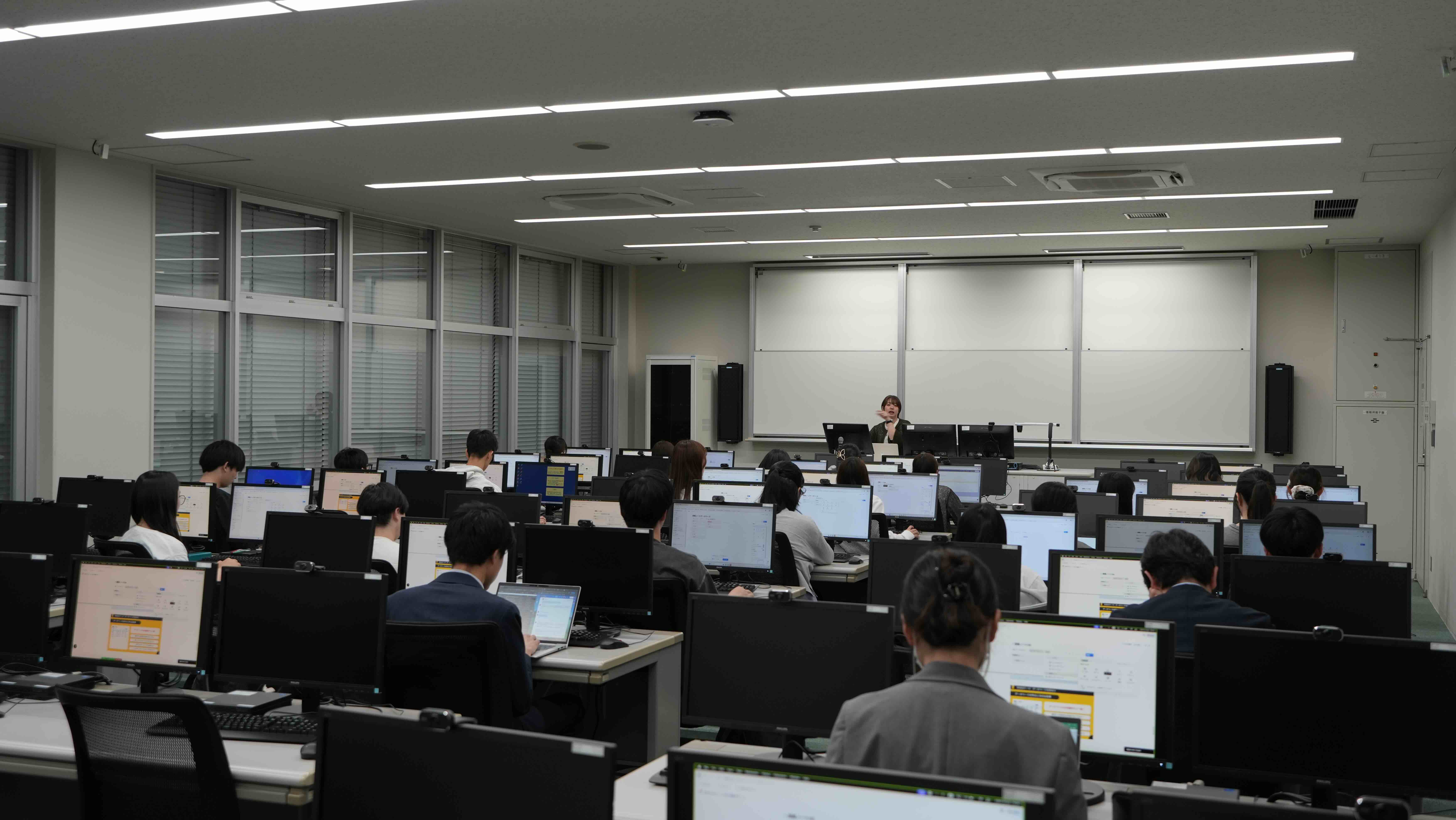 講義の様子 手元のパソコンでNotionを操作しつつ講義を進めました